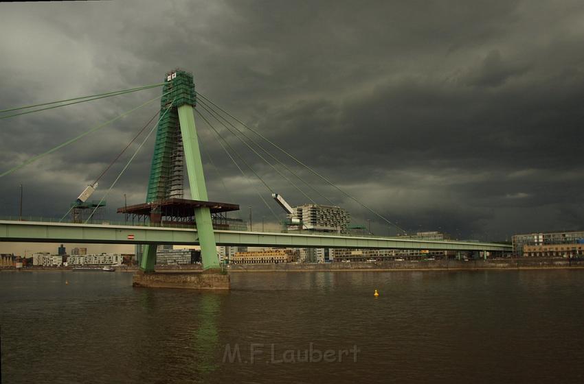 Gewitter kommt Koeln Deutz P01.JPG